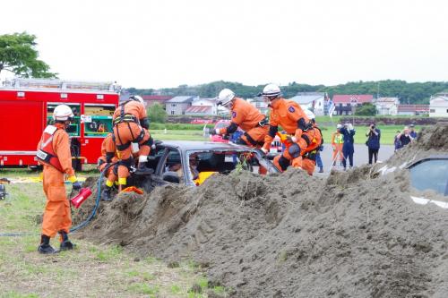 土砂埋没車両から救出救助訓練を行う消防部隊